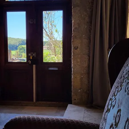 בית הארחה Airbnb: Vieilles Pierres Et Riviere En Perigord 3*